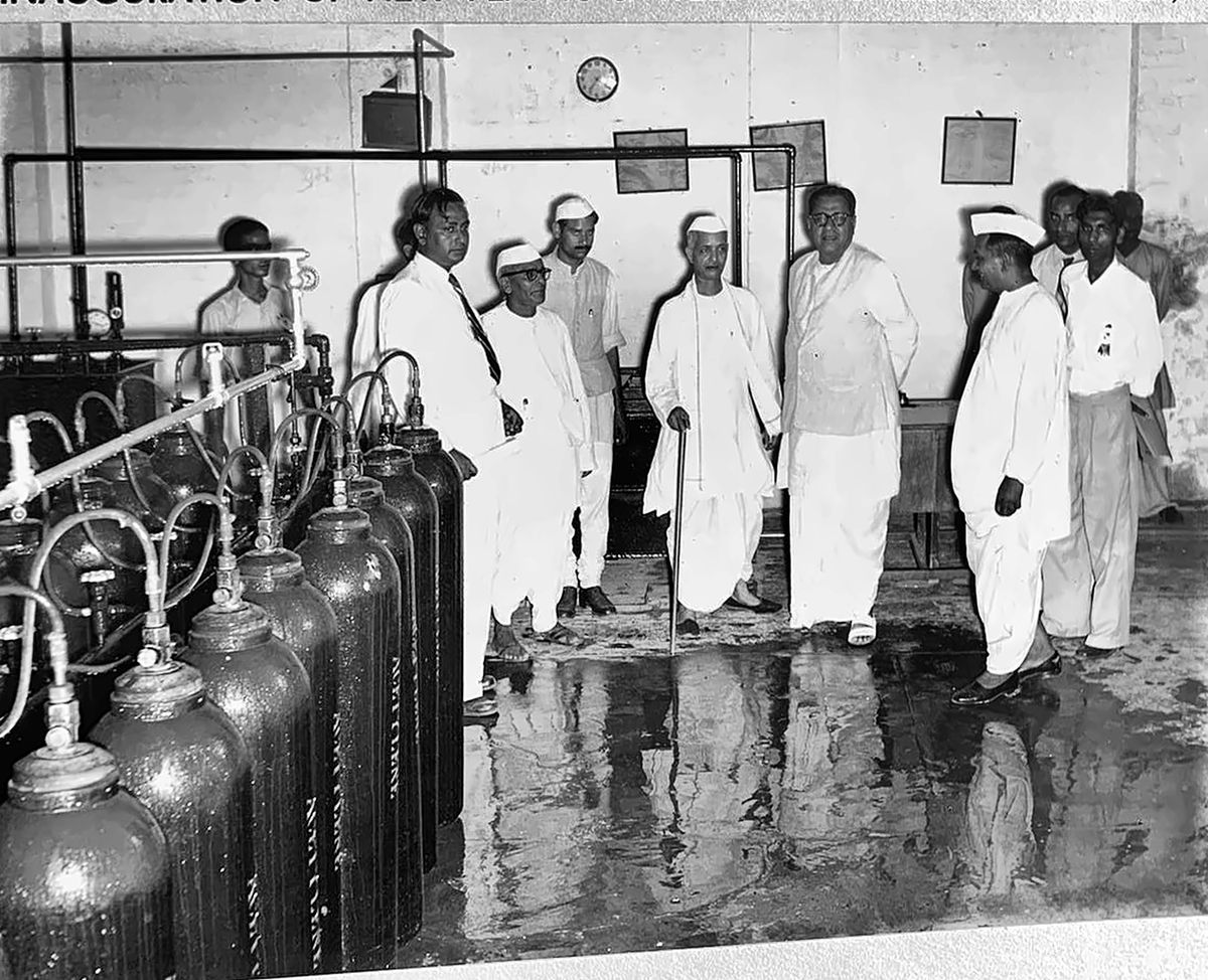 The dissolved-acetylene cylinder filling manifold at the new Kanpur plant, 1956 — the same process IIGAS operates today.